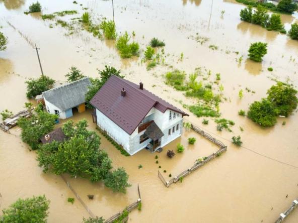 Gebäudeschäden durch Hochwasser führen zu erheblichen finanziellen Verlusten.