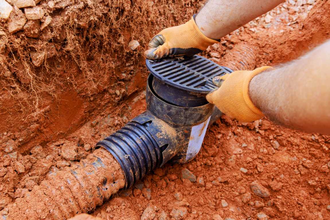 Immobilien im Frühjahr: Check für Eigentümer, Käufer und Verkäufer. Beim Frühjahrs-Check sollten Sie die Abwasserleitungen auf Blockaden prüfen.