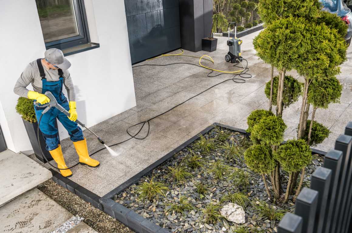 Zum Frühjahrs-Check von Immobilien gehört auch die Beseitigung von Verschmutzungen und Moos der Aussenanlage wie beispielsweise der Terrasse.